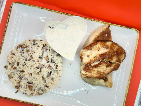 Piept de Curcan la Grătar cu Sos de Ciuperci și Orez Sălbatic