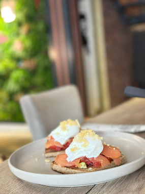 Ouă Business cu Somon și Avocado