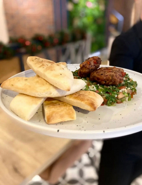 Salată Tabbouleh cu Chiftele Vegetariene