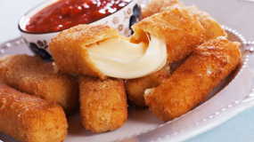 Degețele Mozzarella cu Garnitură și Salată