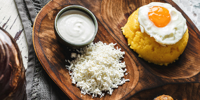 Mămăligă cu Brânză, Ou și Smântână