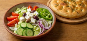 Salată Grecească și Lipie Foccacia