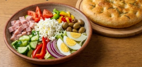 Salată Bulgărească și Lipie Foccacia