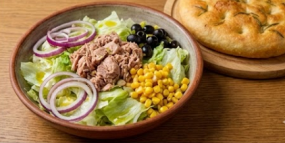 Salată cu Ton și Lipie Foccacia