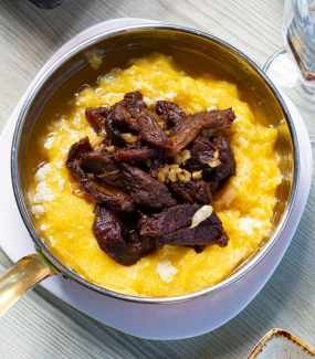 Pastramă de Oaie cu Mămăliguță