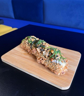 Roll dog z małżami i wakame