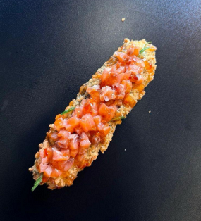 Roll dog z wędzonym łososiem