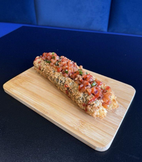 Roll dog z tatarem z tuńczyka