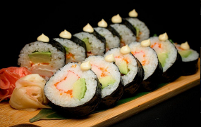 Futomak paluszek krabowy, awokado, spicy majo, tobiko