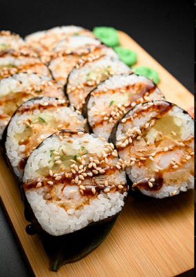 Futomaki z kurczakiem w tempurze