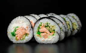 Futomak łosoś pieczony, awokado, serek, tobiko