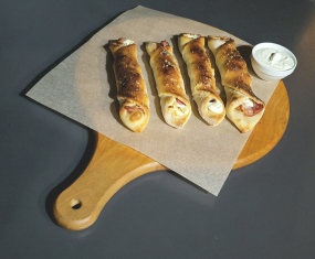 PLNENÉ PIZZA ŠTANGLE SO SALÁMOU A NIVOU /1,7/