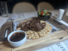 Pastramă de Oaie cu Sos Brun și Salată Grill House (450g)