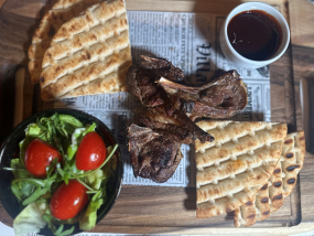 Cotlete de Berbecuț cu Sos Brun și Salată Grill House (600g)