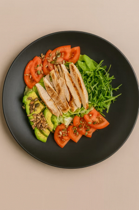 Salată cu Pui și Avocado