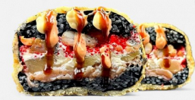 Sushi burger s krevetou a ananasem