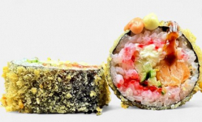 Tempura rolka s uzeným lososem