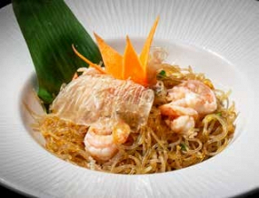 154. Spaghetti di soia con verdure e gamberi