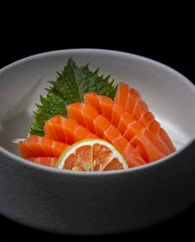 60.Sashimi di salmone