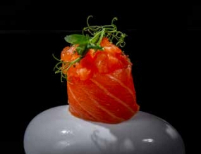 49.Gunkan salmone - 2 pezzi 🌶️