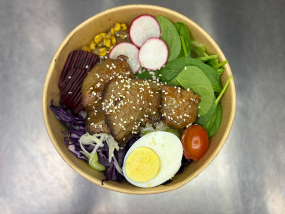 13. ZELENÁ MISKA- Poke bowl s hovězím masem a dresingem
