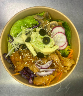 11.ZELENÁ MISKA- Poke bowl s kuřecím masem a dresingem