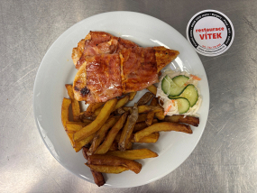 9.Kuřecí steak, ang. slanina, dom. hranolky, dom. majonéza