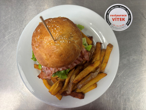 12. Vepřový burger 150g + hranolky  