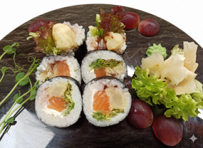 Futomaki z gruszka w tempurze, łososiem oraz konfitura figowa