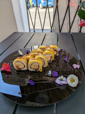 Uramaki z bananem i mango