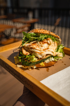Nowość Bajgiel grillowana cukinia, kurczak, mozzarella