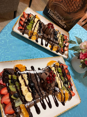 Clatite "Padurea Neagra" cu Fructe si Inghetata