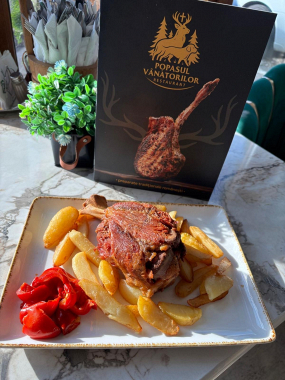 Ciolan de Porc cu Catofi si Muraturi Asortate