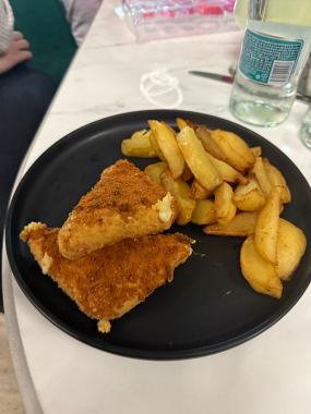 Cascaval Pane cu Cartofi Prajiti