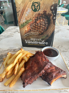 Coasta de Porc Afumata cu Cartofi Condimentati