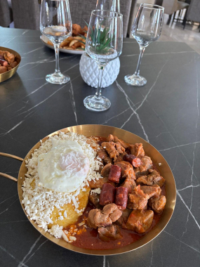 Tochitura Munteneasca cu Mamaliguta, Ou si Branza Sarata 