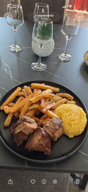 Carne la Garnita cu Cartofi Prajiti si Mamaliguta