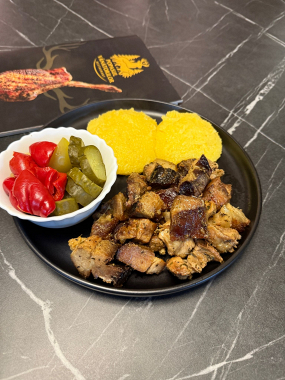 Pomana Porcului cu Mamaliguta si Salata de Muraturi 