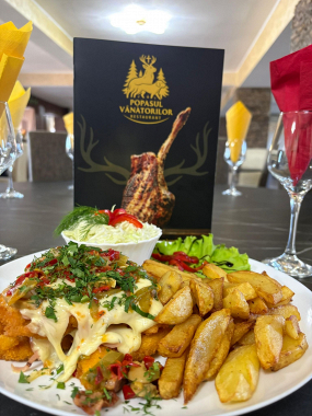 Snitel Prahovean de Porc cu Cartofi Chipsuri si Salata de Rosii