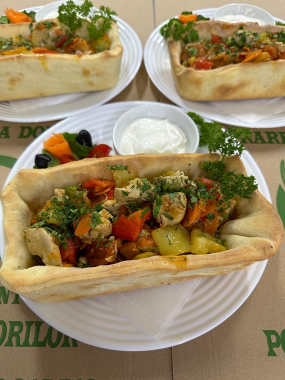 Tigaie Picanta de Pui in Cos de Paine Servita cu Smantana