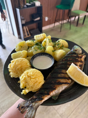 Pastrav la Gratar cu Cartofi Nature