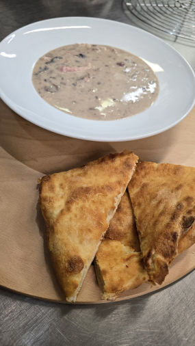 Fazuľová krémová s udením mäsom