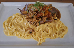 TAGLIATELLE A LA HUANCAINA CON POLLO SALTADO