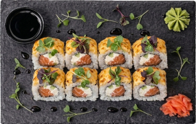 Teplý roll s lososem - 280 g.