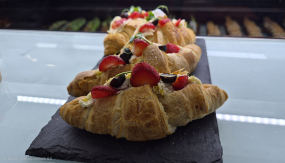 Croissant se sladkou náplní – 130 g.