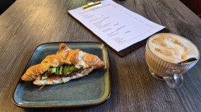 Croissant se slanou náplní – 145 g.