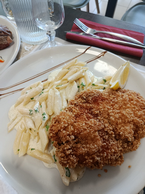 ESCALOPE MILANAISE, PENNES SAUCE TOMATES : 