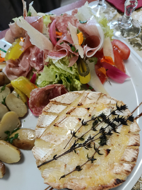 CAMEMBERT ROTI, POMME GRENAILLE ET CHARCUTERIE ITALIENNE       