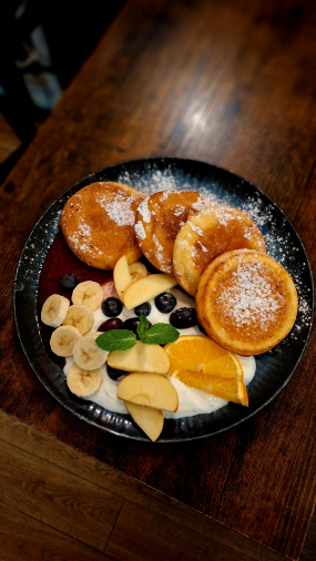 Tvarohové lívanečky s vanilkou, jahodovým rozvarem a banánem