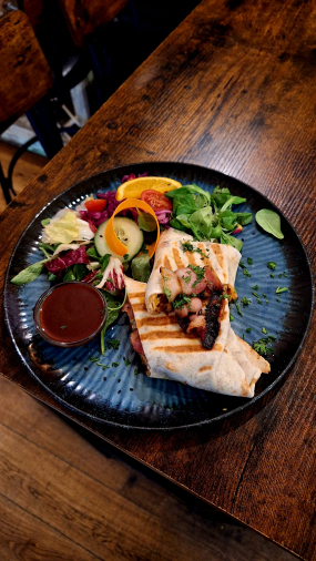 Wrap s míchanými vejci s opečenou slaninou, jemně pikantní švestkový dip 